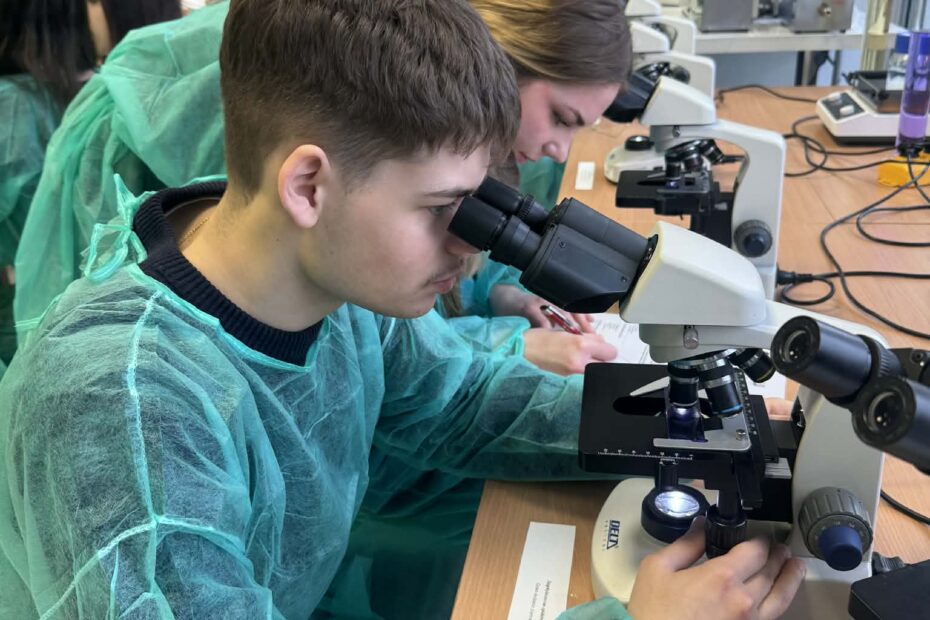 zdjęcie przedstawiające uczniów obserwujących preparat przez mikroskop